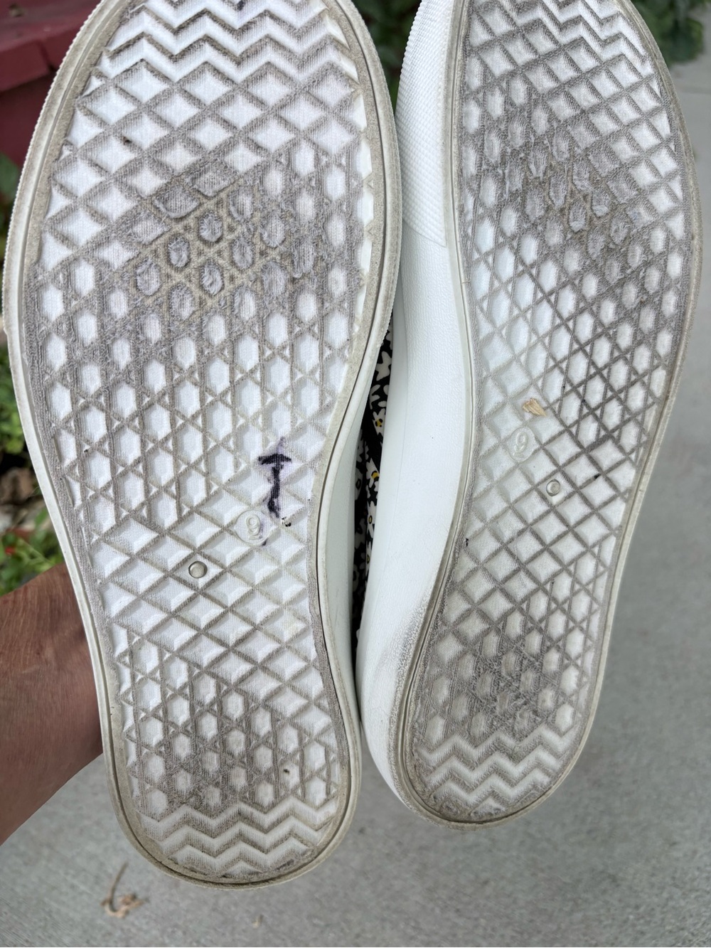Maurices SuperCush Kate Black & White Daisy Slip-On Sneakers Size 9 - Picture 5 of 9